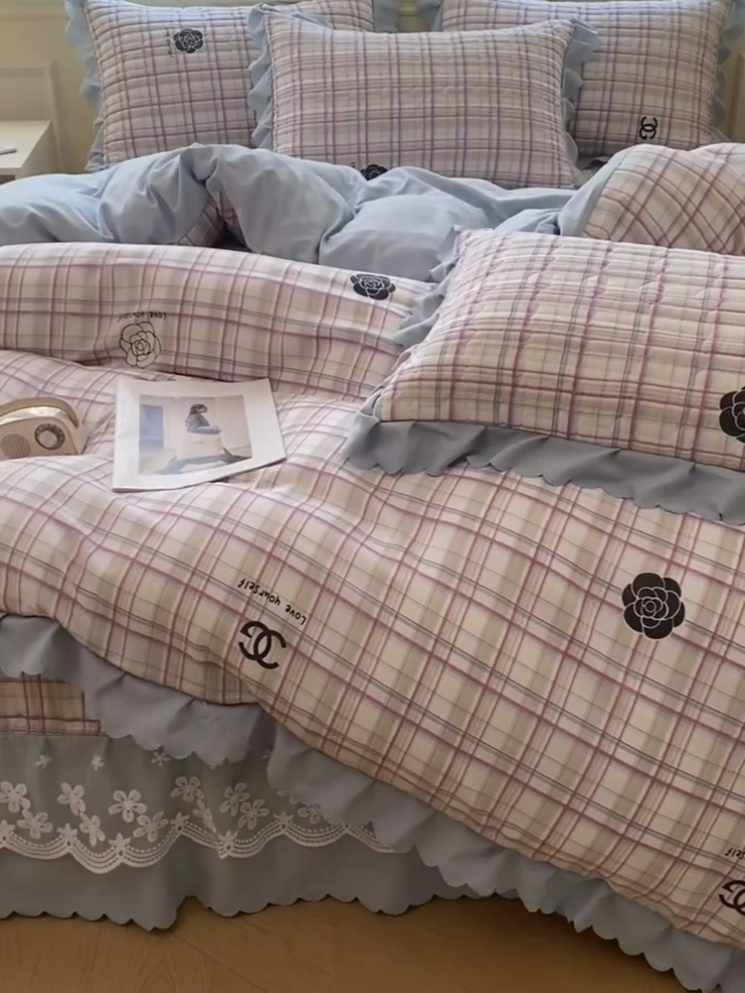 91家纺网 家纺一手货源 找家纺 珍爱家纺 2025新款A类针织棉双层纱夹棉床盖床裙花边单件三件四件套 山茶花