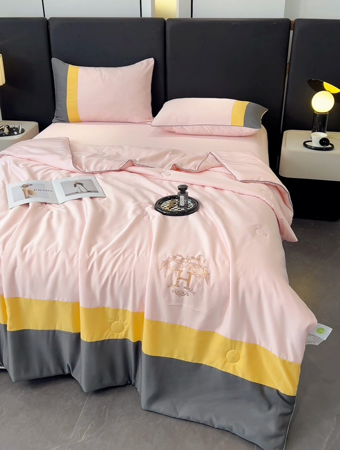 91家纺网 家纺一手货源 找家纺 缦纱 2025新款清凉舒适水洗冰丝双拼亮钻夏被 优雅粉