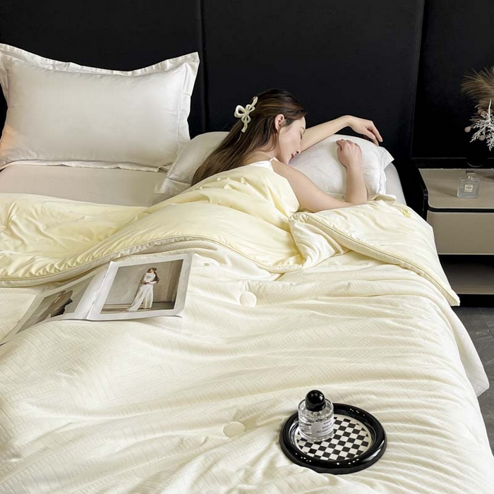 91家纺网 家纺一手货源 找家纺 子由家居 2025新款凉感丝浮雕提花大豆夏被被子被芯 经典格-米白