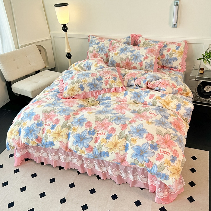 91家纺网 家纺一手货源 找家纺 珍爱家纺 2025新款冬季加厚夹棉保暖牛奶绒蕾丝花边床盖床裙单件三件套双人四件套 花季物语