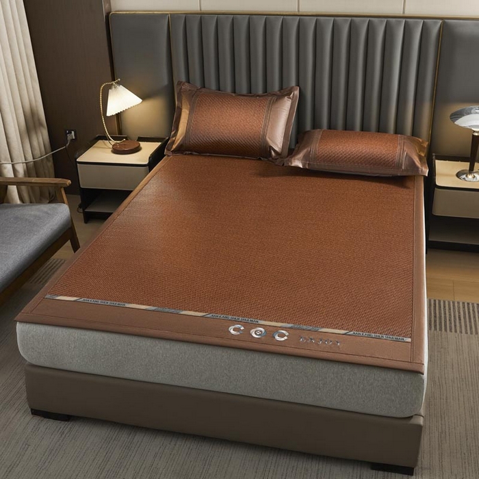 91家纺网 家纺一手货源 找家纺 鑫琪莱家纺 2025新款PE雪藤刺绣工艺款凉席典雅贡藤-咖