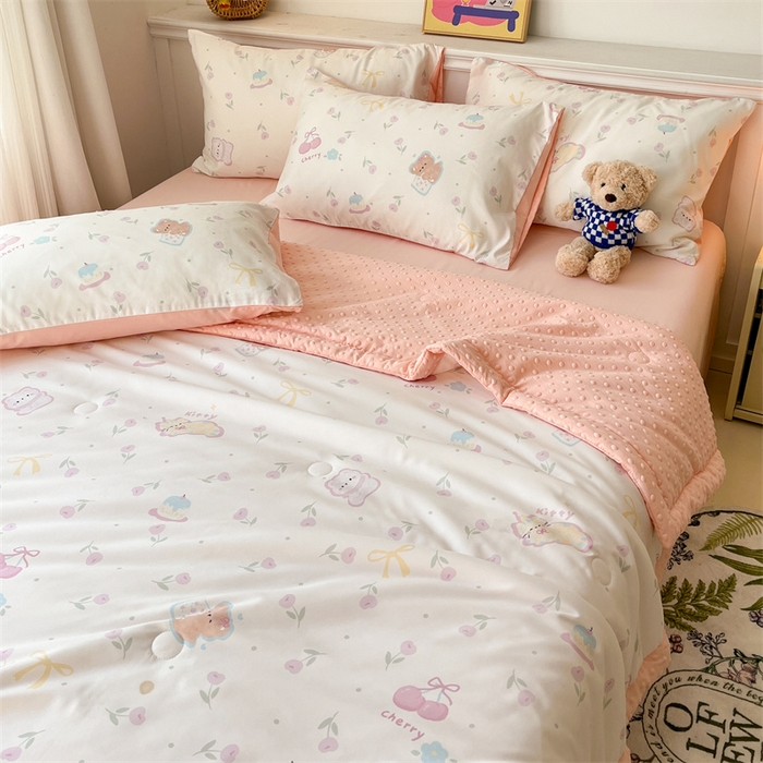 91家纺网 家纺一手货源 找家纺 盛秋家纺 2026新款A类水洗棉豆豆夏被系列 花满天+奶油粉