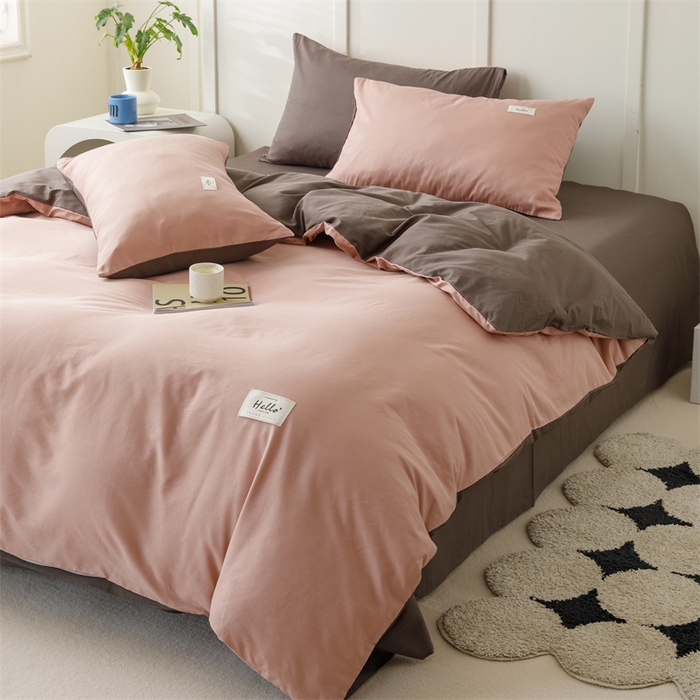 91家纺网 家纺一手货源 找家纺 798家纺 2026新款全棉13070纯色双拼系列四件套场景一 豆沙+深灰