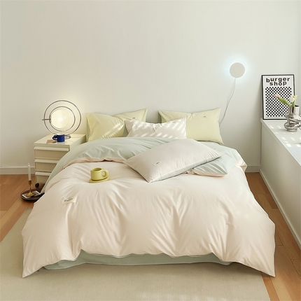 91家纺网 家纺一手货源 找家纺 （总）798家纺 2025新款全棉13070纯色双拼系列四件套场景二