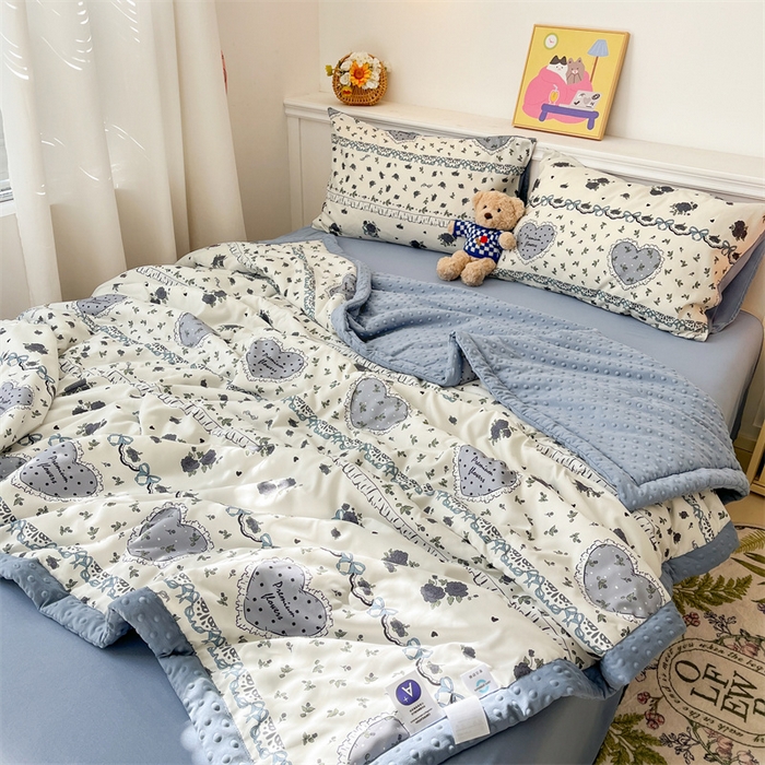 91家纺网 家纺一手货源 找家纺 盛秋家纺 2026新款A类水洗棉豆豆夏被系列 着迷+蓝灰