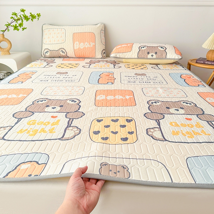 91家纺网 家纺一手货源 找家纺 悦织湾家纺 2025新款床单款乳胶席三件套印花纯色冰丝凉感夏凉席 饼干熊