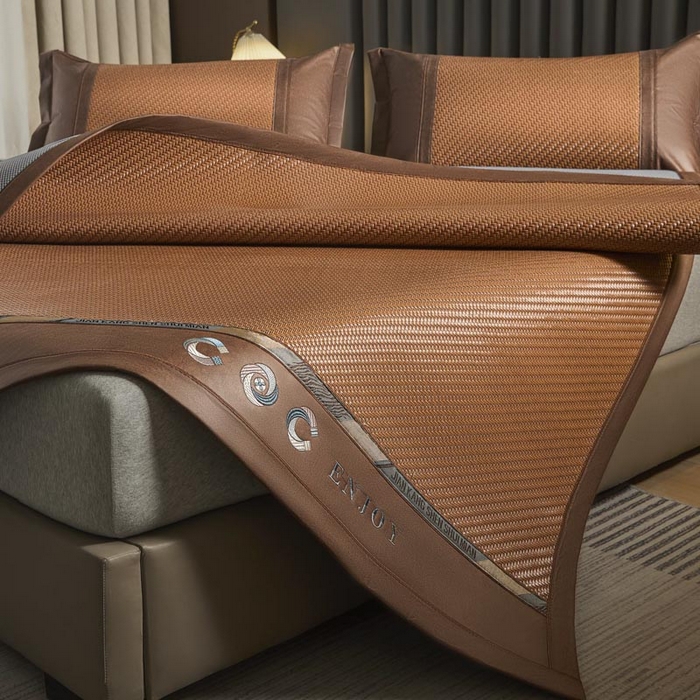 91家纺网 家纺一手货源 找家纺 鑫琪莱家纺 2025新款PE雪藤刺绣工艺款凉席风尚韩藤