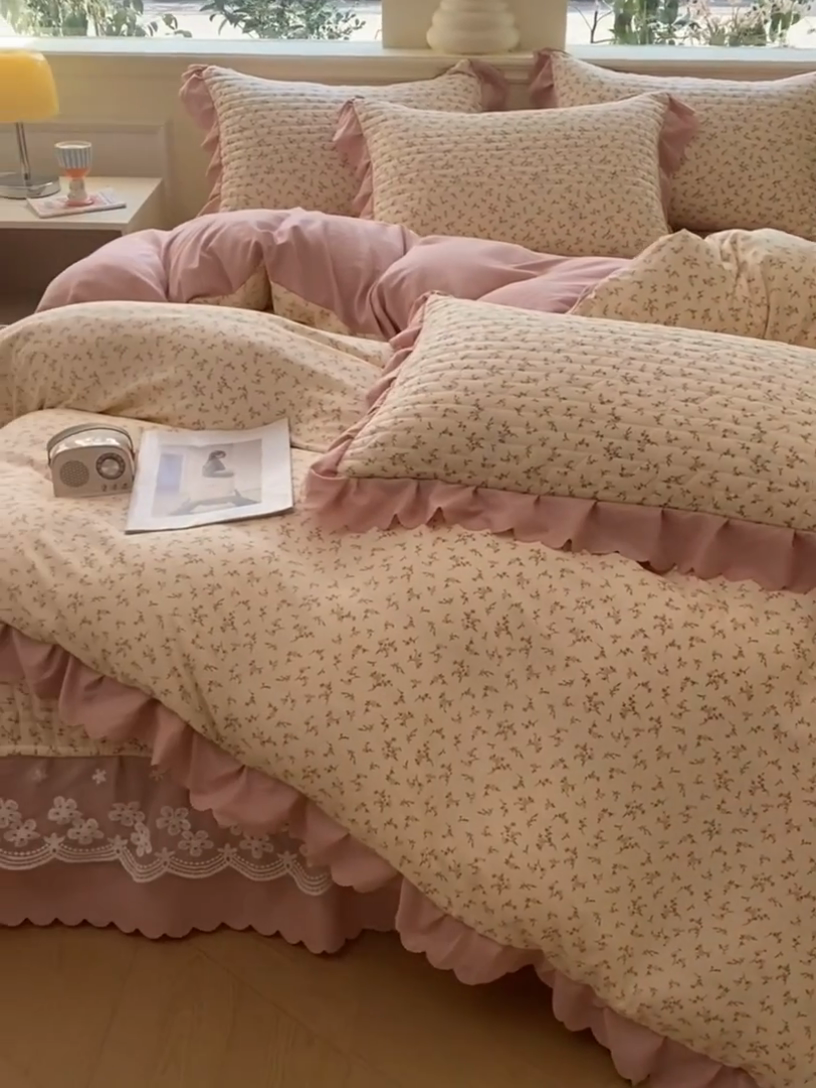 91家纺网 家纺一手货源 找家纺 珍爱家纺 2025新款A类针织棉双层纱夹棉床盖床裙花边单件三件四件套 倾梦