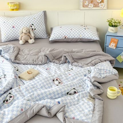 91家纺网 家纺一手货源 找家纺 2025新款小清新系列水洗棉夏被 棋盘小熊