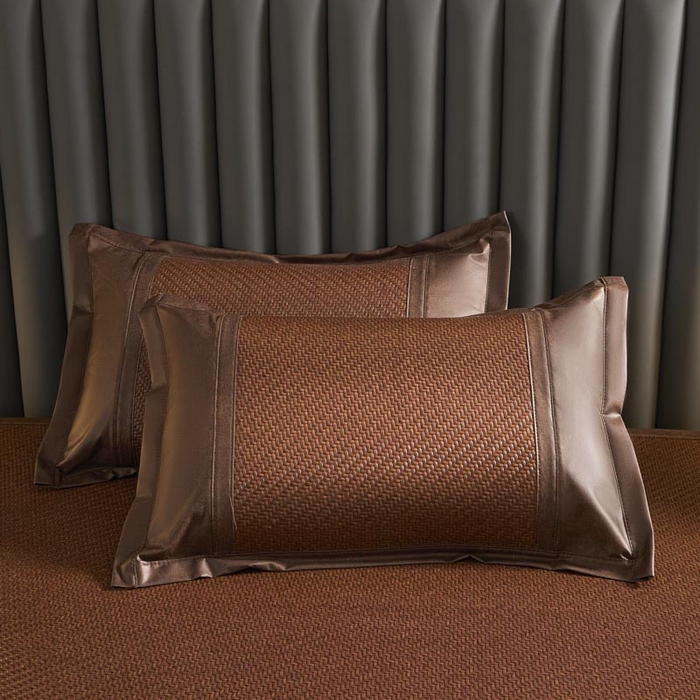 91家纺网 家纺一手货源 找家纺 鑫琪莱家纺 2025新款PE雪藤刺绣工艺款凉席典雅贡藤-咖