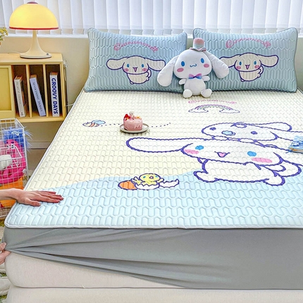 91家纺网 家纺一手货源 找家纺 米帛2025新款大版三丽鸥乳胶凉席-床笠款 彩虹玉桂狗