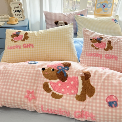 91家纺网 家纺一手货源 找家纺 乐坊2025新款云朵棉毛巾绣四件套 腊肠狗-粉格