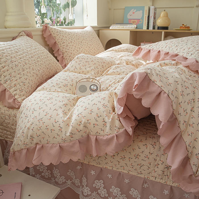 91家纺网 家纺一手货源 找家纺 珍爱家纺 2025新款A类针织棉双层纱夹棉床盖床裙花边单件三件四件套 倾梦