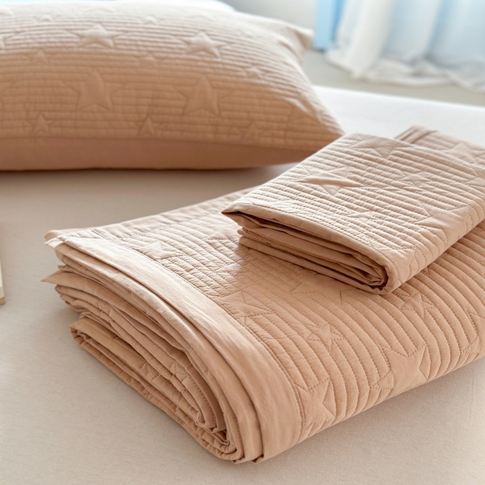 91家纺网 家纺一手货源 找家纺 漫调2025新款双面全棉砂洗水洗星星绗缝床盖三件套多功能夏被 繁星咖