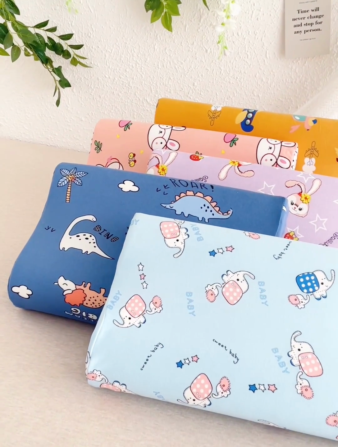 91家纺网 家纺一手货源 找家纺 芯洲 2025新款记忆棉慢回弹卡通牛奶丝记忆枕头 萝卜兔  25*40cm