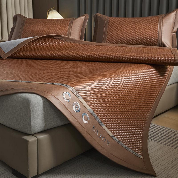 91家纺网 家纺一手货源 找家纺 鑫琪莱家纺 2025新款PE雪藤刺绣工艺款凉席典雅贡藤-咖