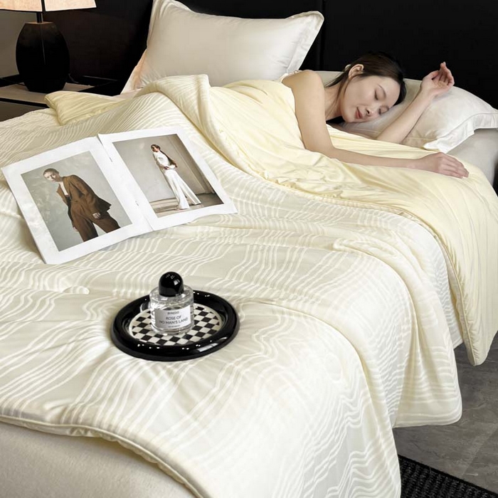 91家纺网 家纺一手货源 找家纺 子由家居 2025新款凉感丝浮雕提花大豆夏被被子被芯 曲线纹-米白