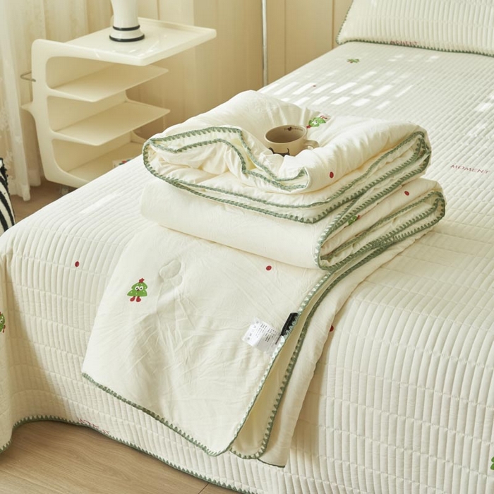 91家纺网 家纺一手货源 找家纺 子由家居 2025新款水洗邹邹纱小清新大豆纤维夏被被子被芯 夏被-圣诞树