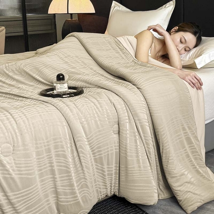 91家纺网 家纺一手货源 找家纺 子由家居 2025新款凉感丝浮雕提花大豆夏被被子被芯 曲线纹-香槟