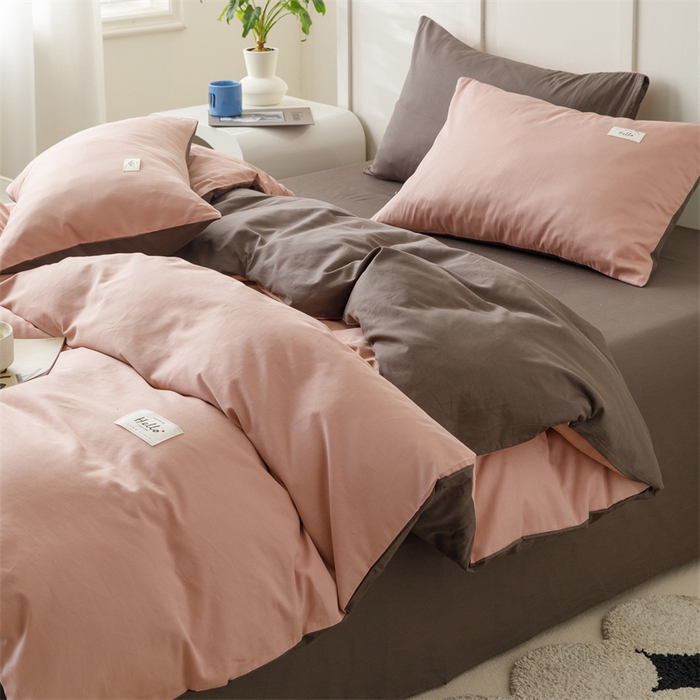 91家纺网 家纺一手货源 找家纺 798家纺 2026新款全棉13070纯色双拼系列四件套场景一 豆沙+深灰