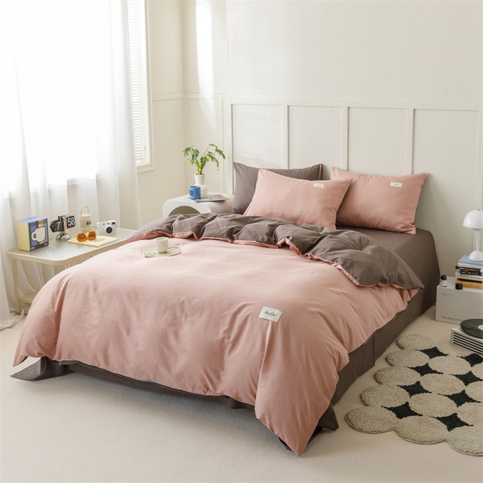 91家纺网 家纺一手货源 找家纺 798家纺 2026新款全棉13070纯色双拼系列四件套场景一 豆沙+深灰