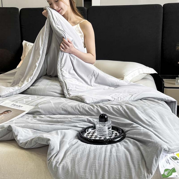 91家纺网 家纺一手货源 找家纺 子由家居 2025新款凉感丝浮雕提花大豆夏被被子被芯 菱形纹-浅灰