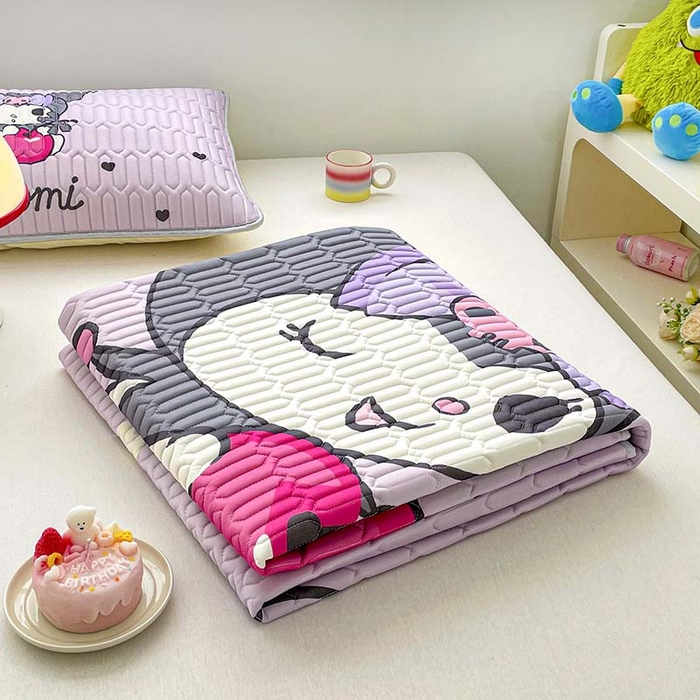 91家纺网 家纺一手货源 找家纺 米帛家纺2025新款大版三丽鸥乳胶凉席-绑带款 樱桃库洛米