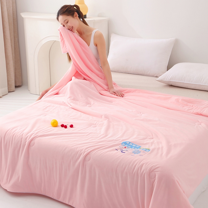 91家纺网 家纺一手货源 找家纺 优布加2025新款亲肤舒适凉感丝夏被夏凉被空调被 冰凉粉色