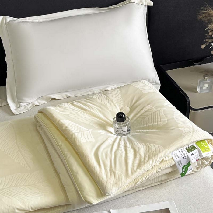 91家纺网 家纺一手货源 找家纺 子由家居 2025新款凉感丝浮雕提花大豆夏被被子被芯 枫叶-米白