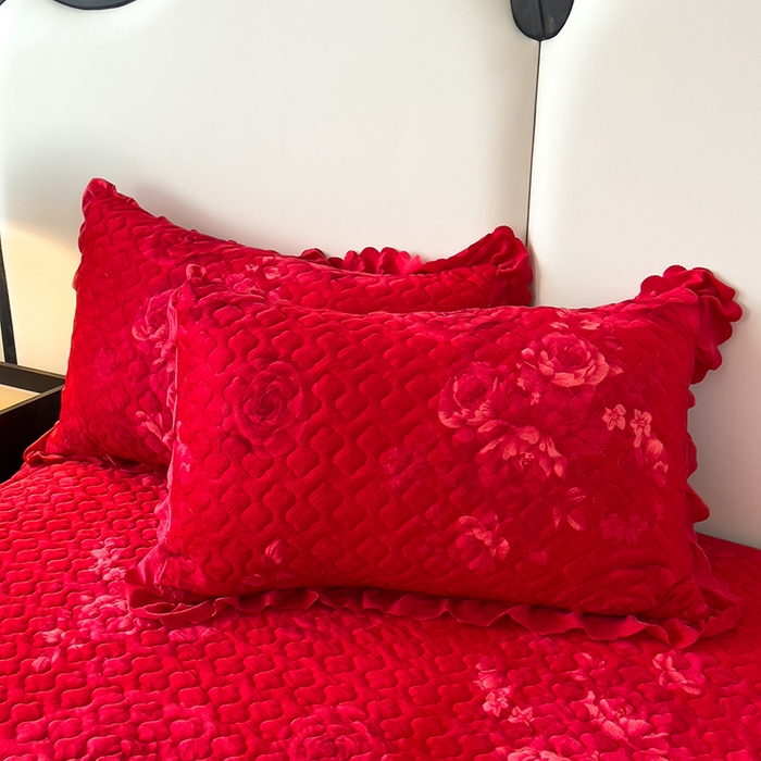 91家纺网 家纺一手货源 找家纺 2025新款水晶绒床单盖毯单人三件套花边毯子冬季加厚保暖双人加棉防滑绒毯 大红牡丹