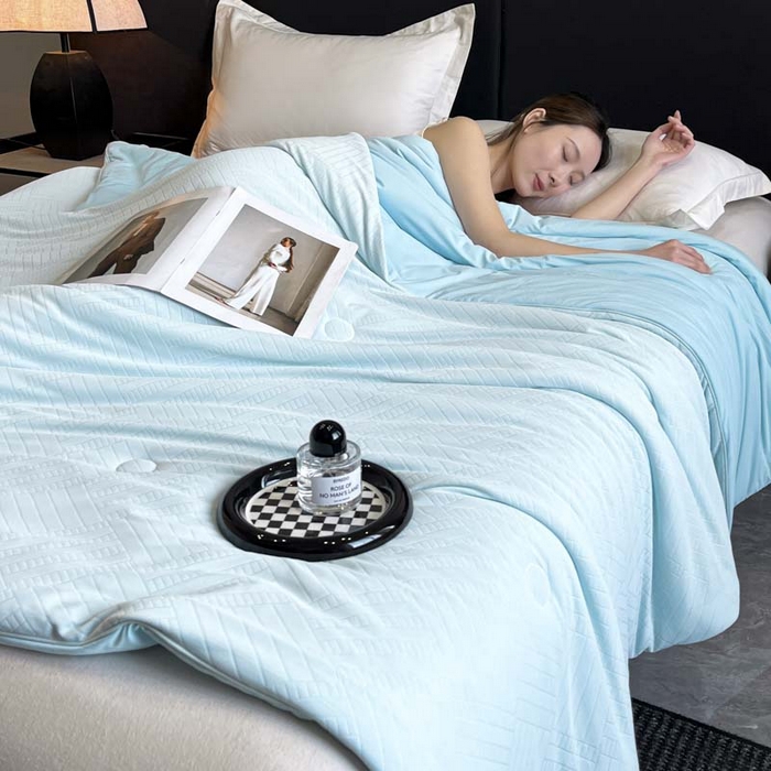 91家纺网 家纺一手货源 找家纺 子由家居 2025新款凉感丝浮雕提花大豆夏被被子被芯 经典格-天蓝