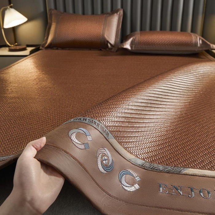 91家纺网 家纺一手货源 找家纺 鑫琪莱家纺 2025新款PE雪藤刺绣工艺款凉席典雅贡藤-咖