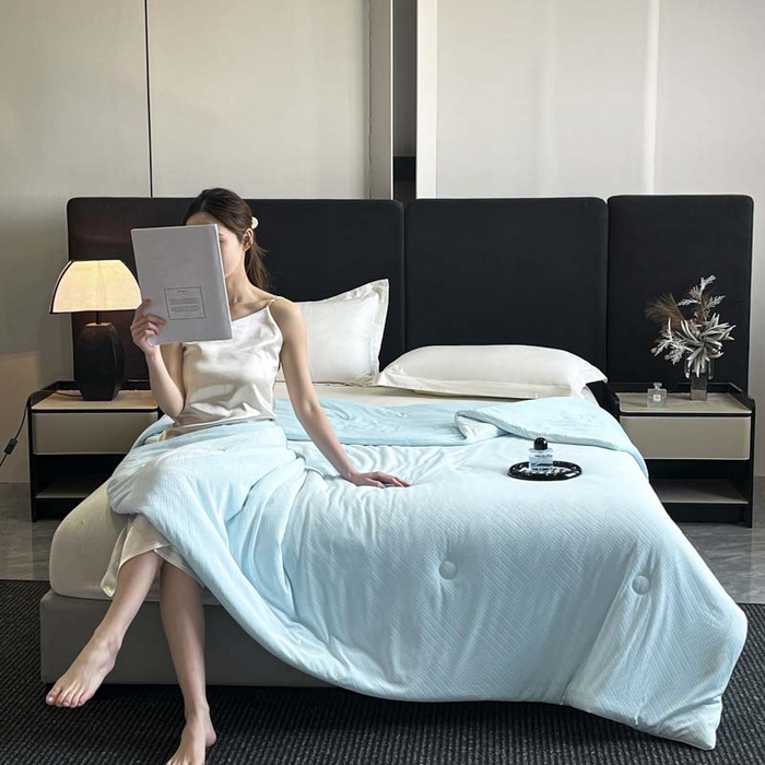 91家纺网 家纺一手货源 找家纺 子由家居 2025新款凉感丝浮雕提花大豆夏被被子被芯 经典格-天蓝