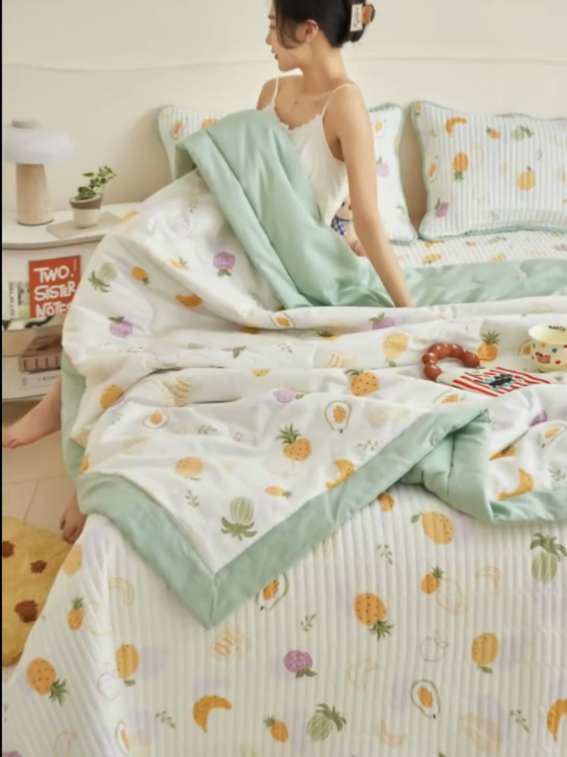 91家纺网 家纺一手货源 找家纺 子由家居 2025新款纯棉印花夹棉床盖 棉花被-热带水果