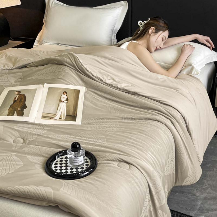 91家纺网 家纺一手货源 找家纺 子由家居 2025新款凉感丝浮雕提花大豆夏被被子被芯 枫叶-香槟