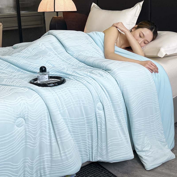 91家纺网 家纺一手货源 找家纺 子由家居 2025新款凉感丝浮雕提花大豆夏被被子被芯 曲线纹-天蓝