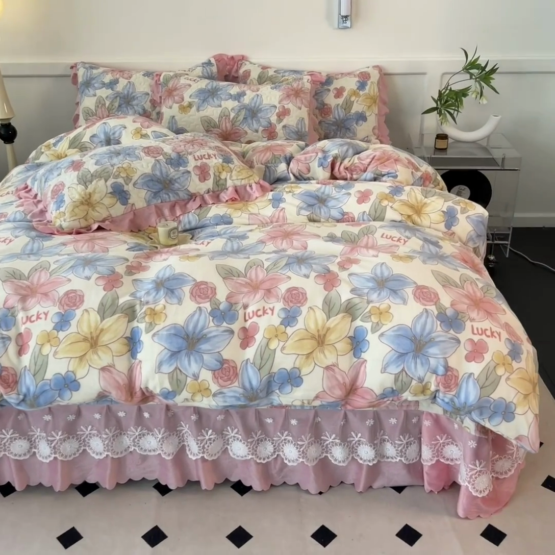 91家纺网 家纺一手货源 找家纺 珍爱家纺 2025新款冬季加厚夹棉保暖牛奶绒蕾丝花边床盖床裙单件三件套双人四件套 花季物语