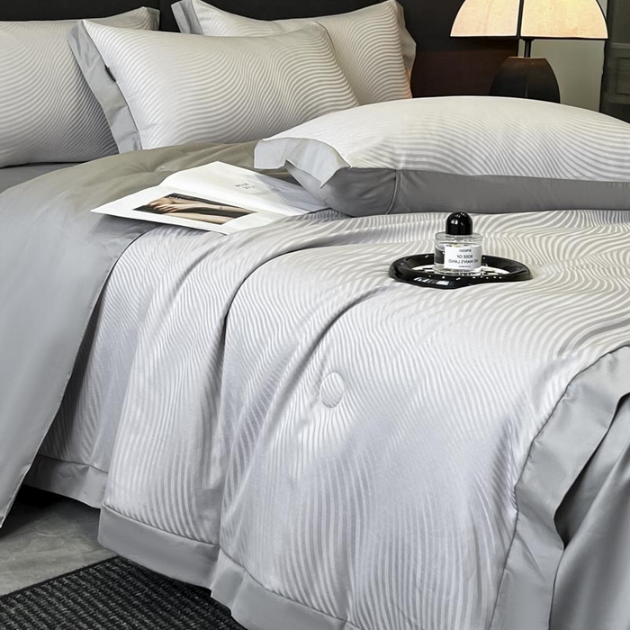 91家纺网 家纺一手货源 找家纺 子由家居 2025新款水洗真丝曲线银丝提花夏被四件套 银丝提花-浅灰