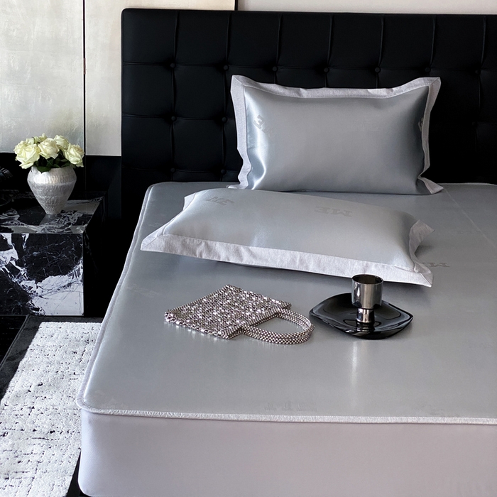 91家纺网 家纺一手货源 找家纺 由有家居 2025新款A类轻奢高精密7A抗菌色织可水洗冰丝床笠款凉席三件套 觅