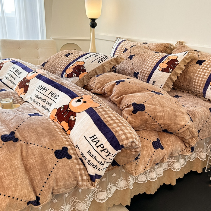 91家纺网 家纺一手货源 找家纺 珍爱家纺 2025新款冬季加厚夹棉保暖牛奶绒蕾丝花边床盖床裙单件三件套双人四件套 宝贝熊