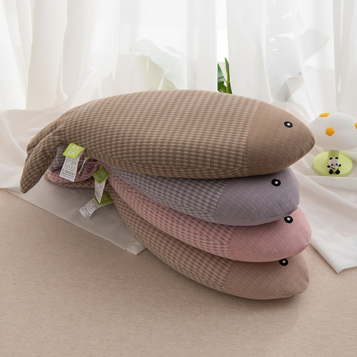 91家纺网 家纺一手货源 找家纺 芯洲 2025年新款荞麦枕年年有鱼水洗棉工艺枕抱枕萌趣枕芯荞麦枕 年年有鱼-爵士咖  24*55cm