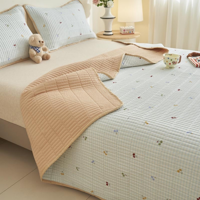 91家纺网 家纺一手货源 找家纺 子由家居 2025新款纯棉印花夹棉床盖 纯棉床盖-方格樱桃
