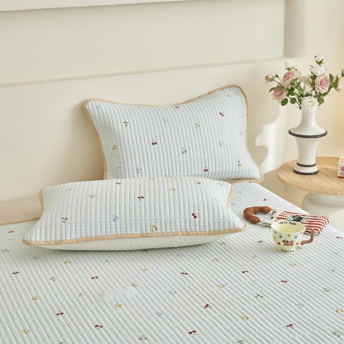 91家纺网 家纺一手货源 找家纺 子由家居 2025新款纯棉印花夹棉床盖 纯棉床盖-方格樱桃