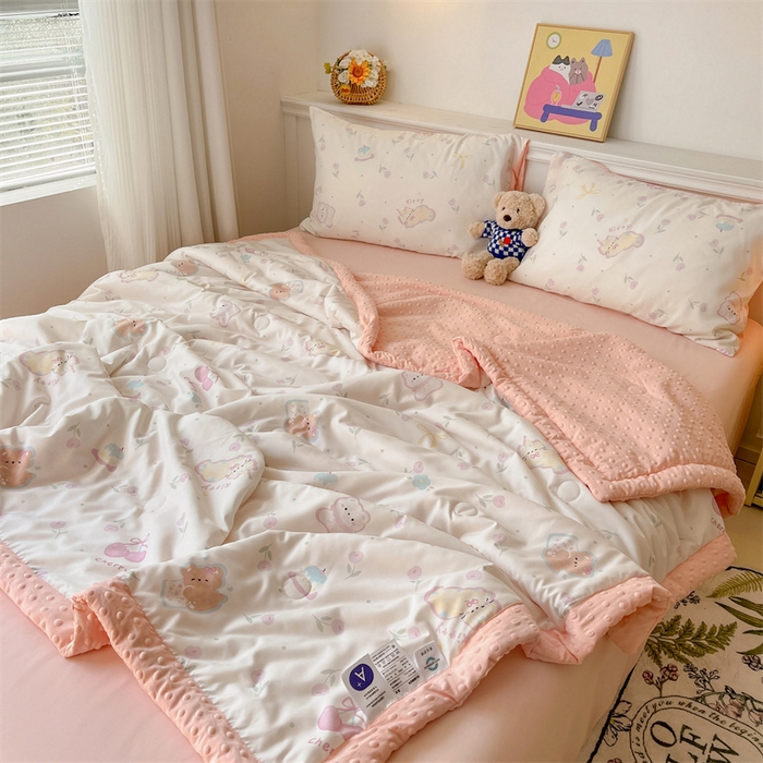 91家纺网 家纺一手货源 找家纺 盛秋家纺 2026新款A类水洗棉豆豆夏被系列 花满天+奶油粉