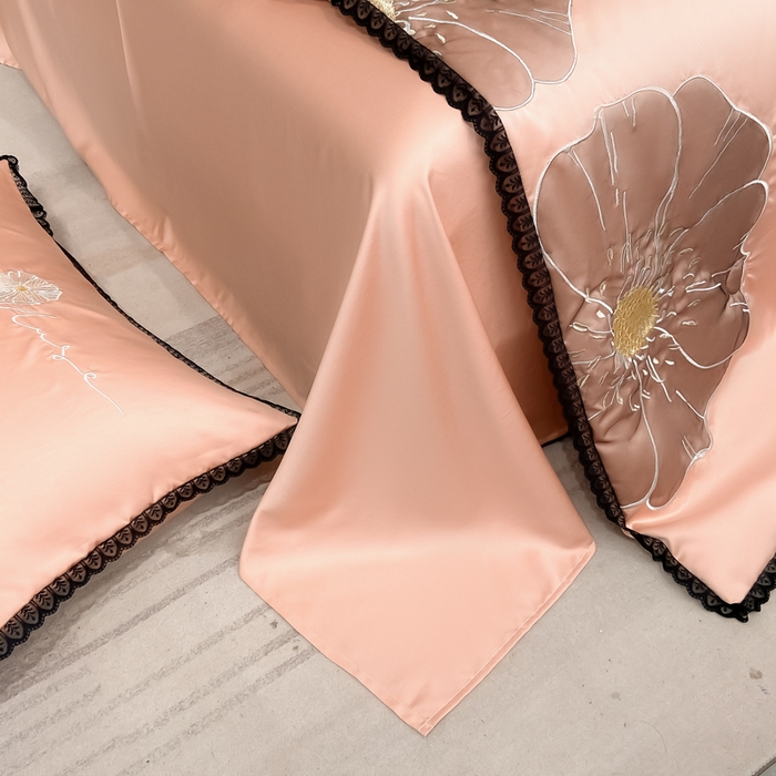 91家纺网 家纺一手货源 找家纺 子由家居 2025新款水洗真丝贴布绣花花边夏被四件套-太阳花 太阳花-浅粉