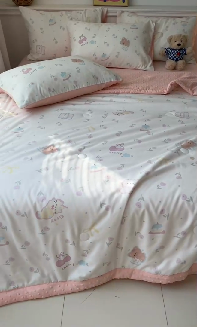 91家纺网 家纺一手货源 找家纺 盛秋家纺 2026新款A类水洗棉豆豆夏被系列 花满天+奶油粉