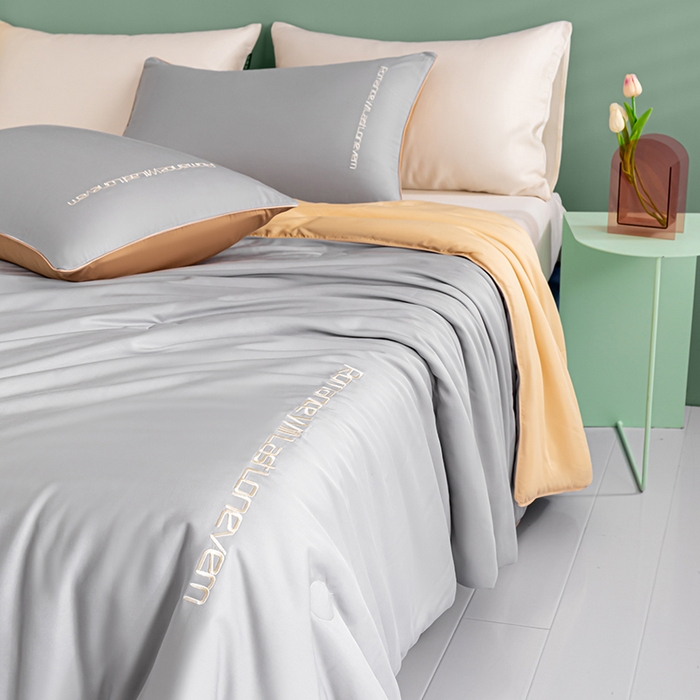 91家纺网 家纺一手货源 找家纺 子由家居 2025新款水洗真丝轻奢绣花系列夏被四件套 轻奢绣花-浅灰