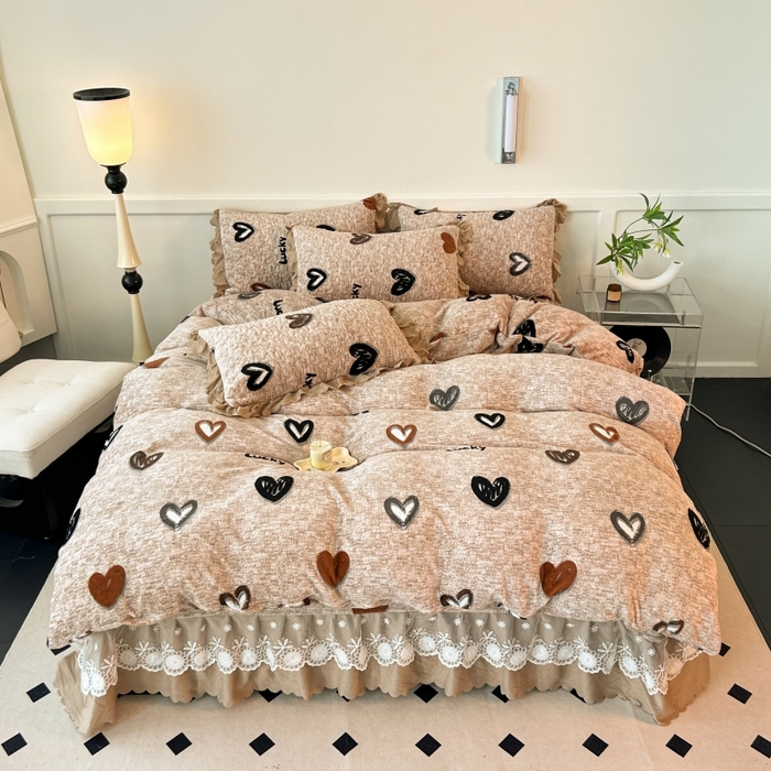 91家纺网 家纺一手货源 找家纺 珍爱家纺 2025新款冬季加厚夹棉保暖牛奶绒蕾丝花边床盖床裙单件三件套双人四件套 爱心咖