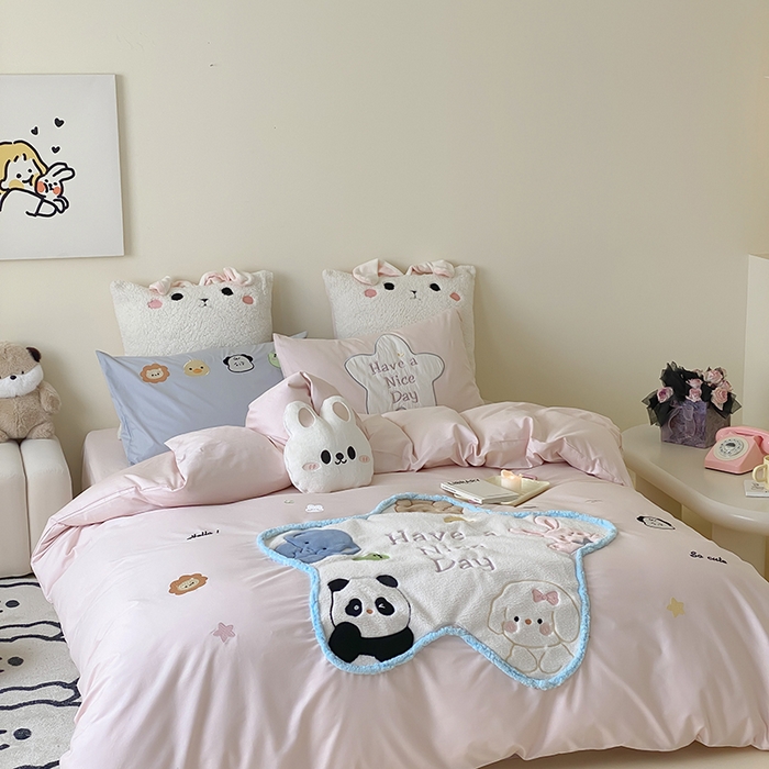 91家纺网 家纺一手货源 找家纺 （总）星野 2025新款40支斜纹全棉精致刺绣四件套-可爱小站(送抱枕)