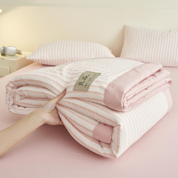 91家纺网 家纺一手货源 找家纺 子由家居 2025新款色织条纹提花大豆夏被四件套 色织条纹-浅粉